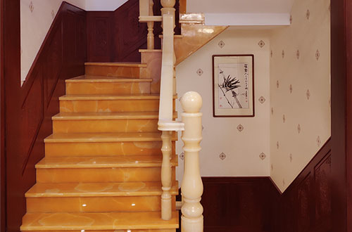 肃南中式别墅室内汉白玉石楼梯的定制安装装饰效果